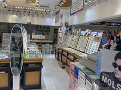 -美式眼镜·授权蔡司.依视路.尼康.豪雅.明月(人民广场店)