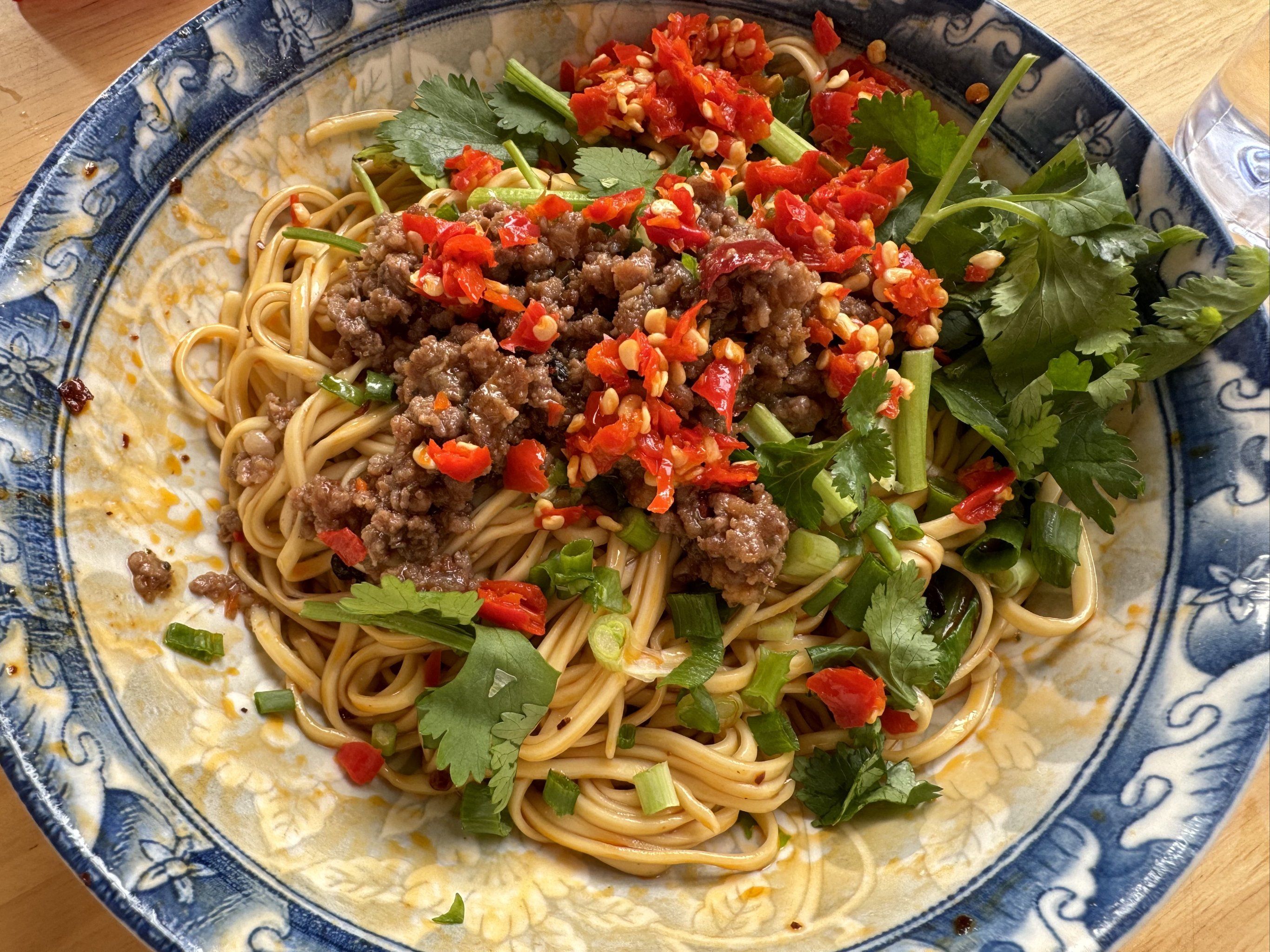 n
「生椒牛肉干拌面」小米椒剁碎,搭配牛肉末,配上碱水细面,完美