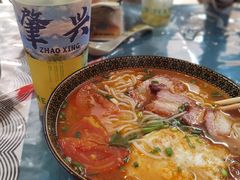 酸汤脆皮香猪-肇兴特色牛肉粉