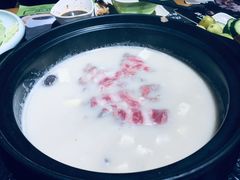 雪花肥牛-洪氏嗨捞·广东猪肚鸡·椰子鸡火锅(西咸万象城店)