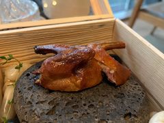 樱桃木大红袍烟熏玻璃乳鸽-解放碑威斯汀酒店-知味国际美食餐厅