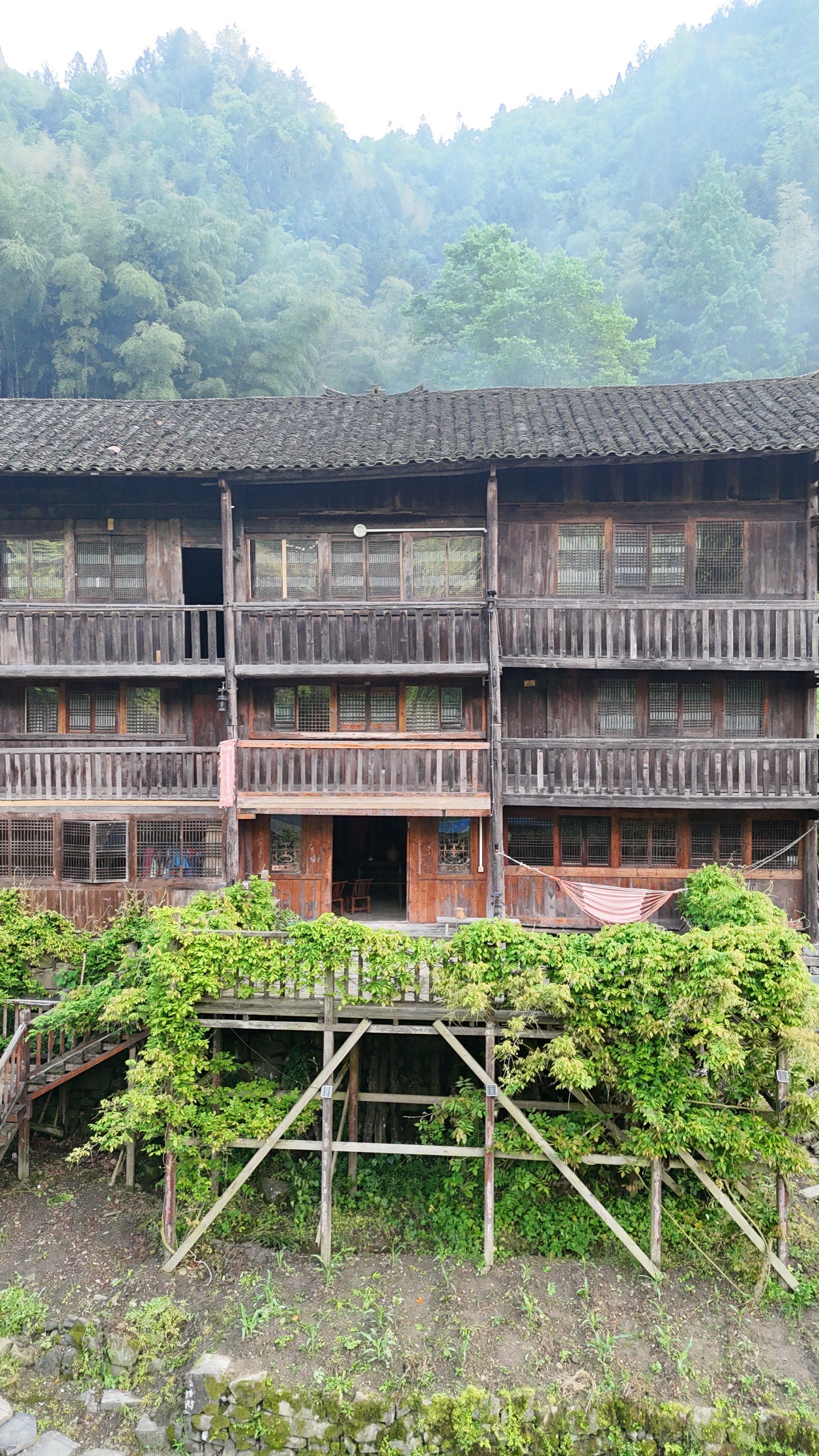 到山里的百年吊脚楼过慢生活
