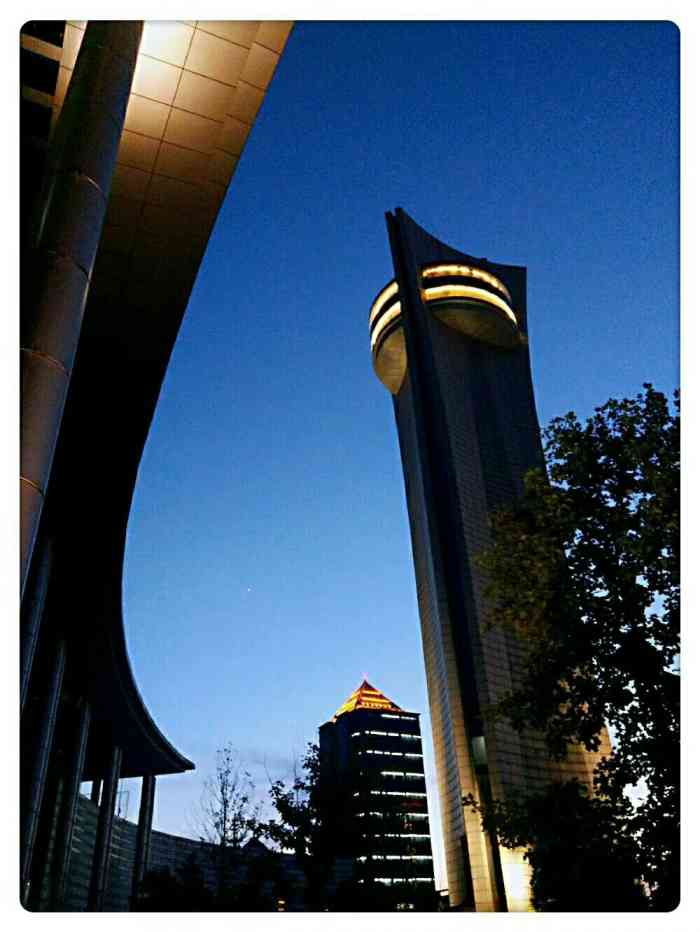 光明塔左岸咖啡-"今天天华文化中心有一个来自台湾的张爸爸绘.