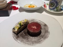 M9纯血和牛里脊，烟熏鳗鱼，慢炖玉兰菜，秋季色拉，土豆奶泡，生蚝奶油酱-Le Comptoir de Pierre Gagnaire