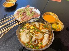 -何妹湿辣牛肉·粤式烧烤砂煲(桂雅路店)