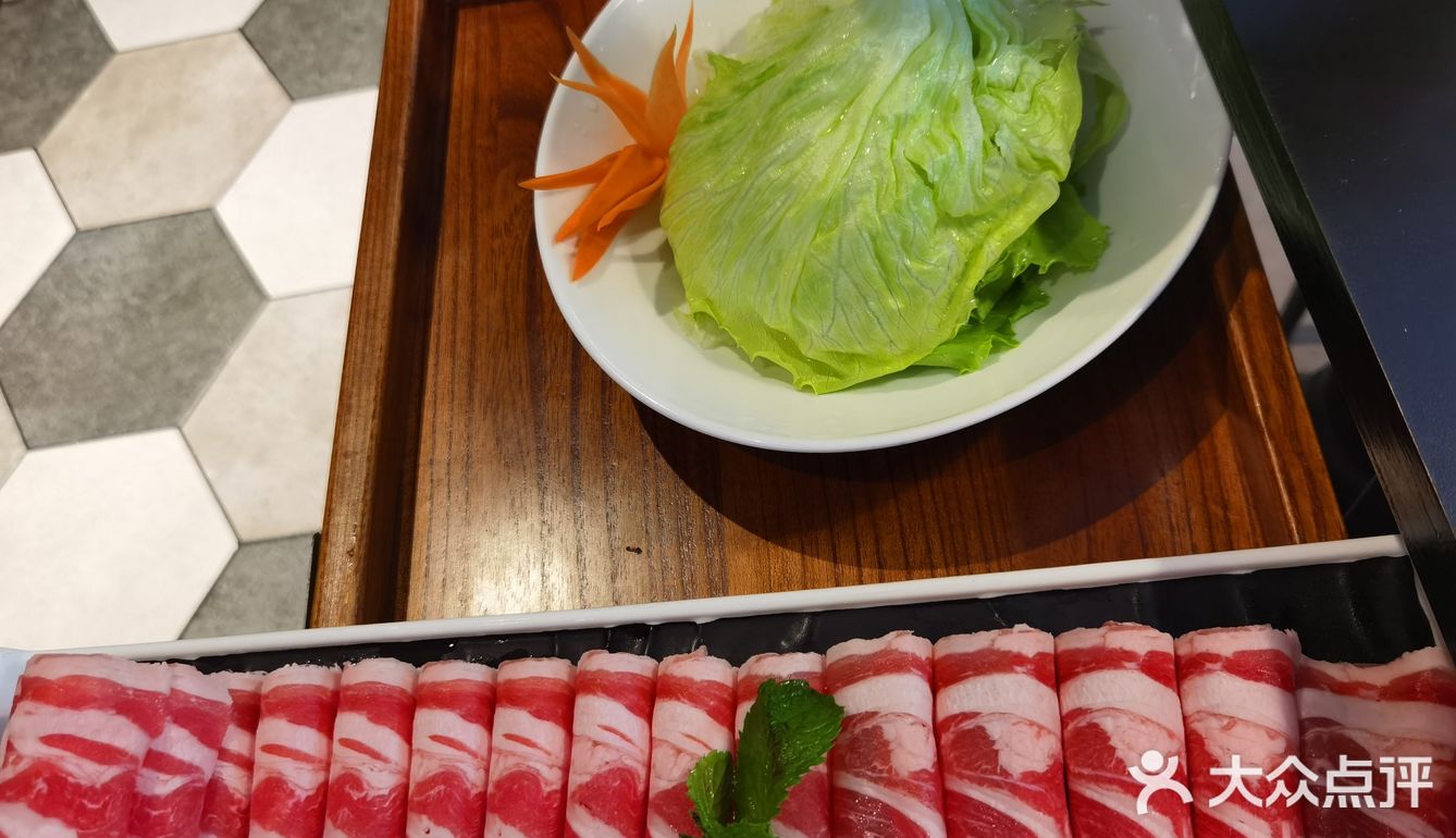 来到协信星光里的小公牛牛肉火锅店,首先被盆栽多肉而吸