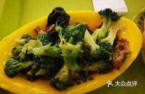 Broccoli and Black Mushroom Stir-Fry with Pork