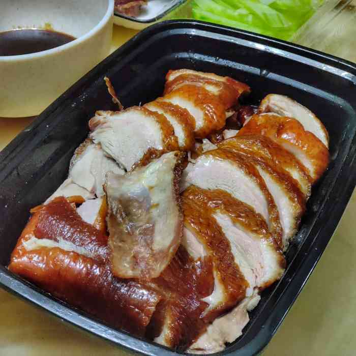 晚上点的外卖跑腿小哥倒很快送到还挺热乎一份烤鸭配合着鸭肉皮两份