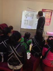 认真的讲课-甲壳儿美甲美睫