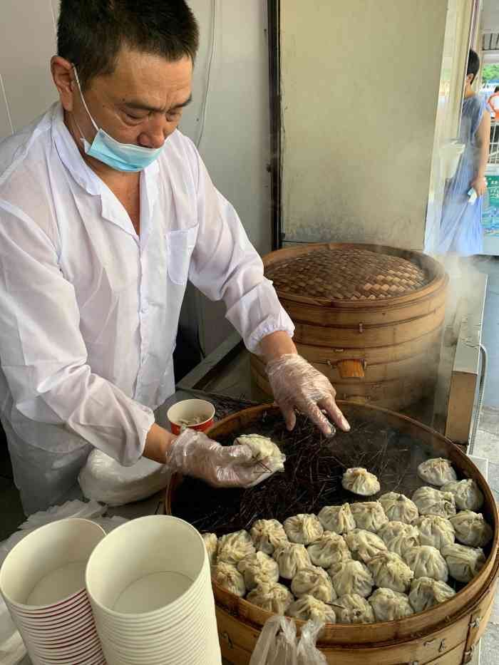 严氏德润福烧麦(仁寿路店)-"很多人排队,六元四粒,要趁热吃,胡椒味浓.