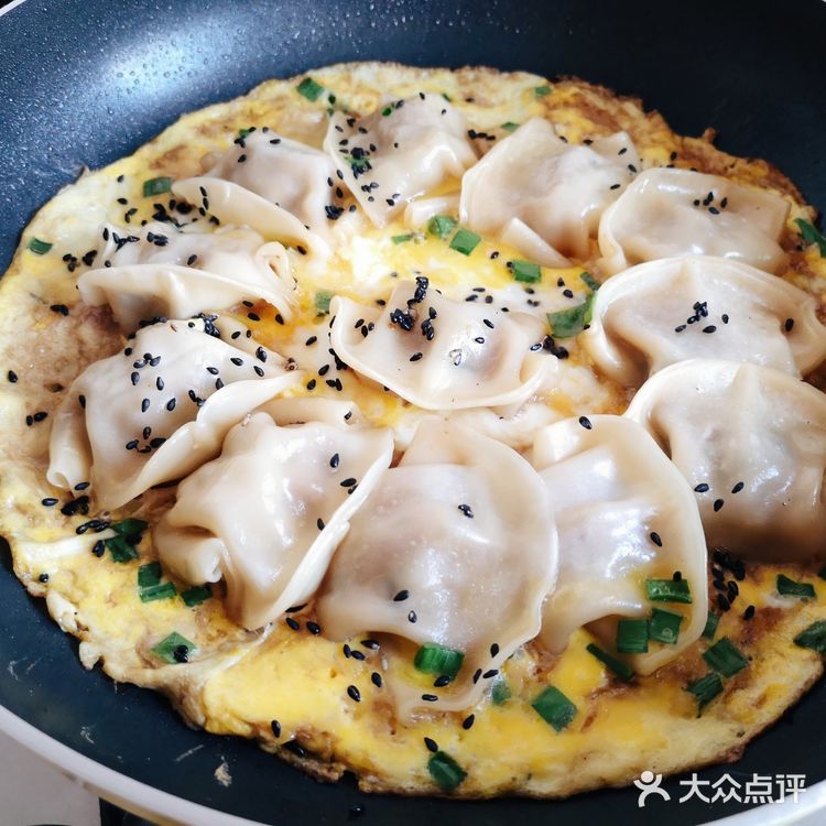 水饺不想再煮着吃？教你平底锅鸡蛋煎饺