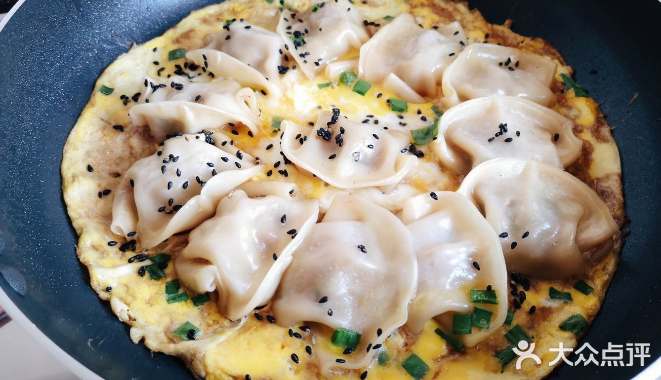 水饺不想再煮着吃？教你平底锅鸡蛋煎饺