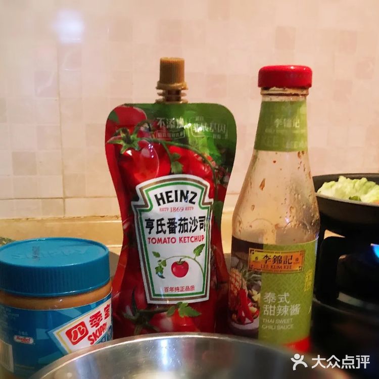 放入挖空的吐司，把鸡蛋打入吐司框里面