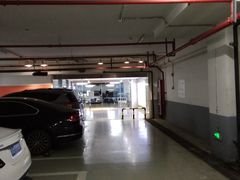 -绿地缤纷城-停车场