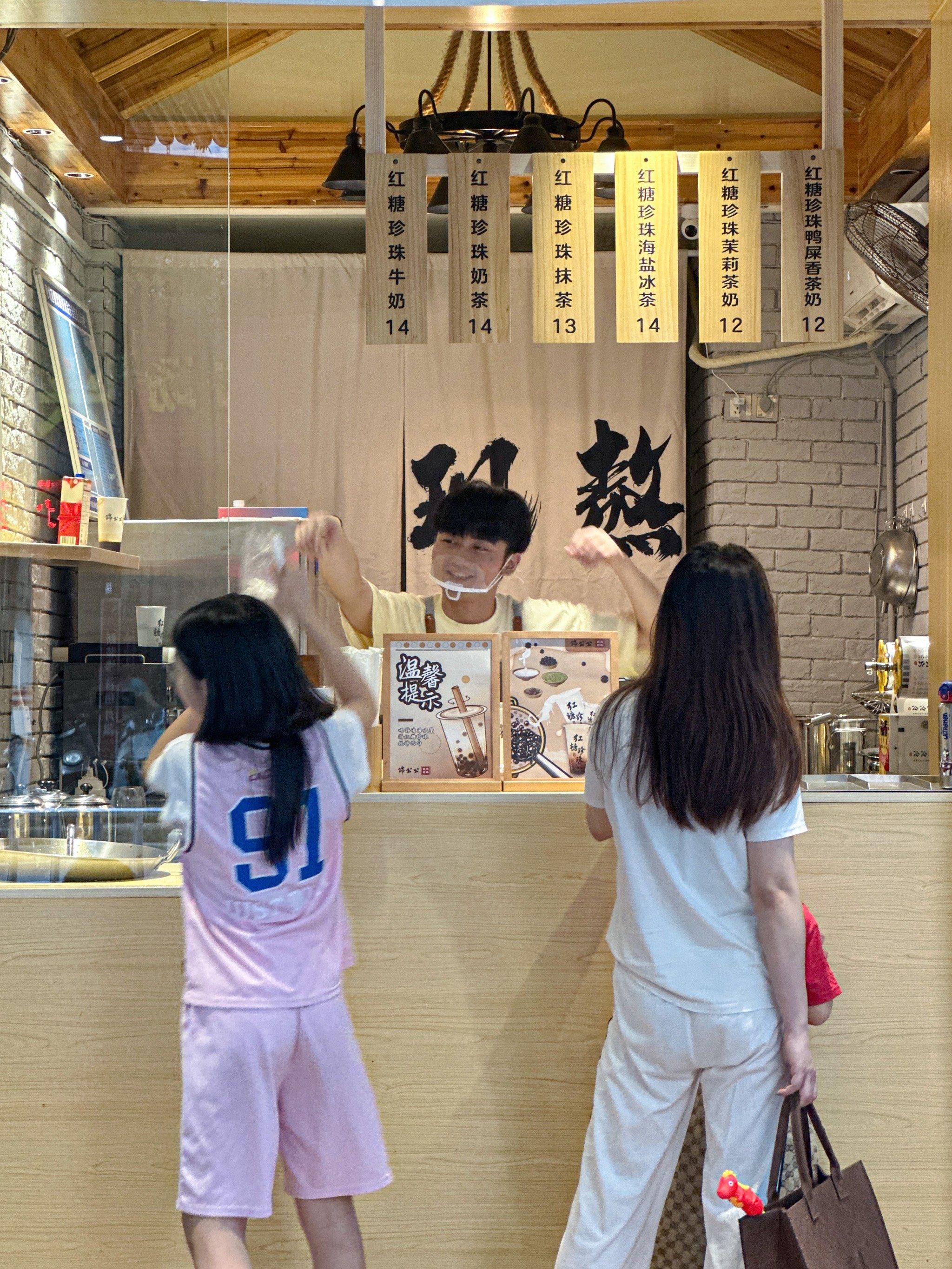 林俊杰在惠州卖浪漫珍珠奶茶?