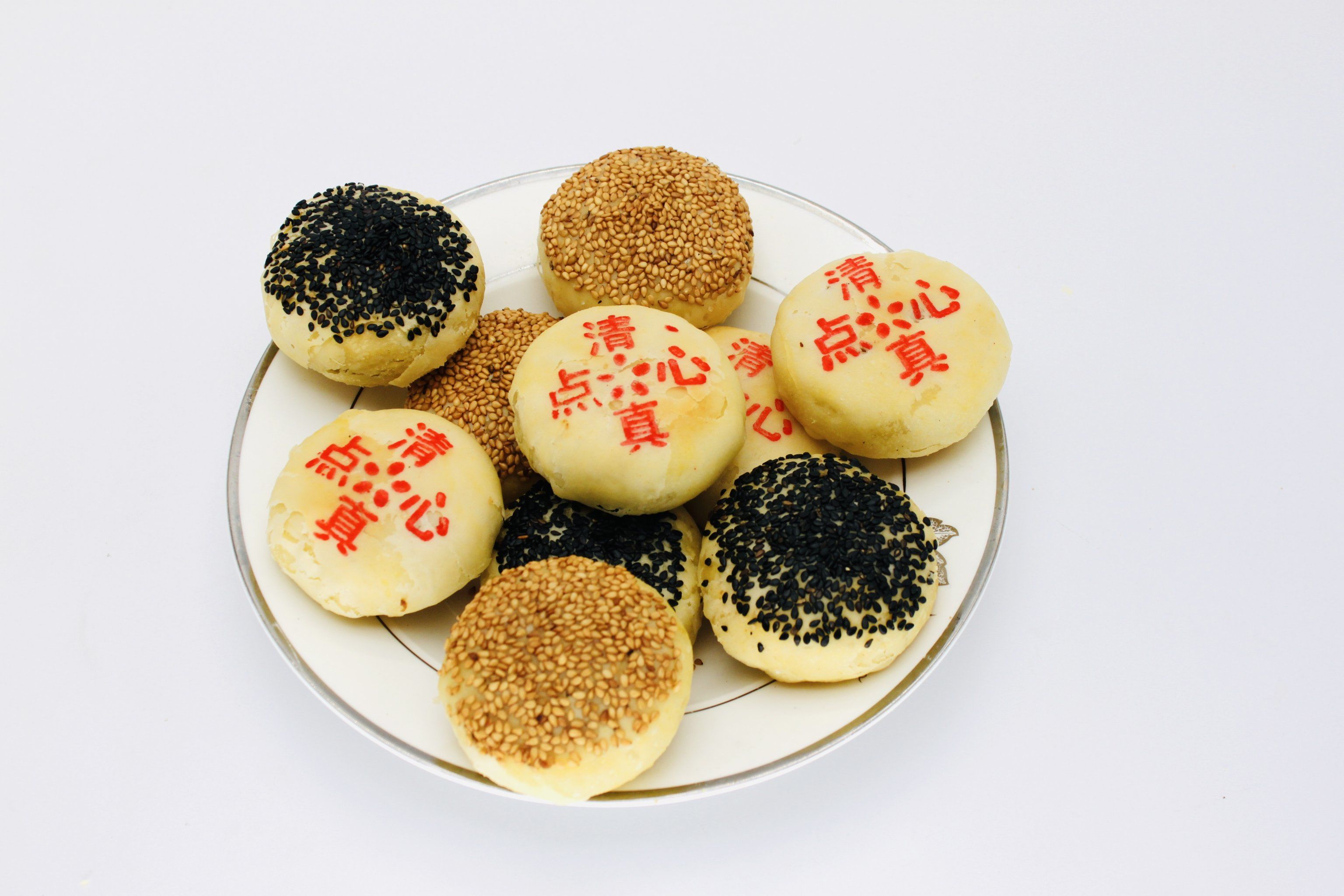 临夏地区古称"下马点心".用酥面包裹五仁馅料烤制而成