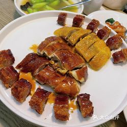 黑金叉烧拼香港豉油鸡金沙盐焗鸡