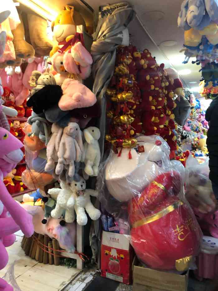 很适合批发小东西小玩物 很多店十件起享受批发价格 适合商场店铺做