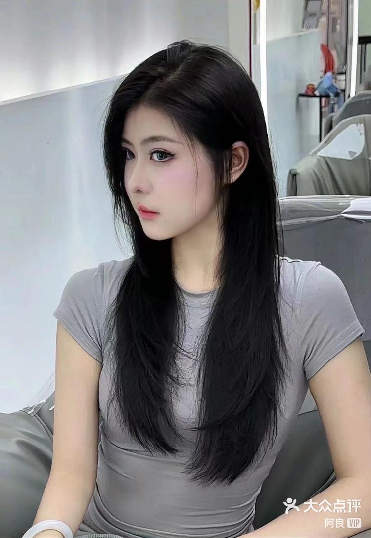 "长直发是女性最经典的发型之一,简约而不失优雅,让