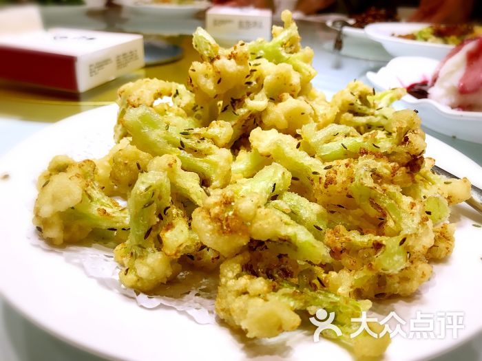 软炸菜花# 这道菜不多见.焯水过的,挂上薄薄的糊炸.