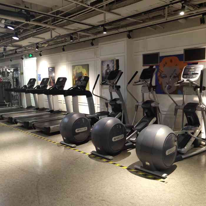 国际精英汇健身-"今天第一次上高温瑜伽课.需要自己带瑜伽垫.