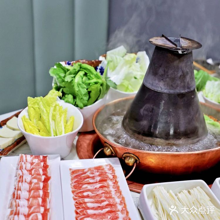 要说最解馋，还是得咱地道的铜锅涮肉