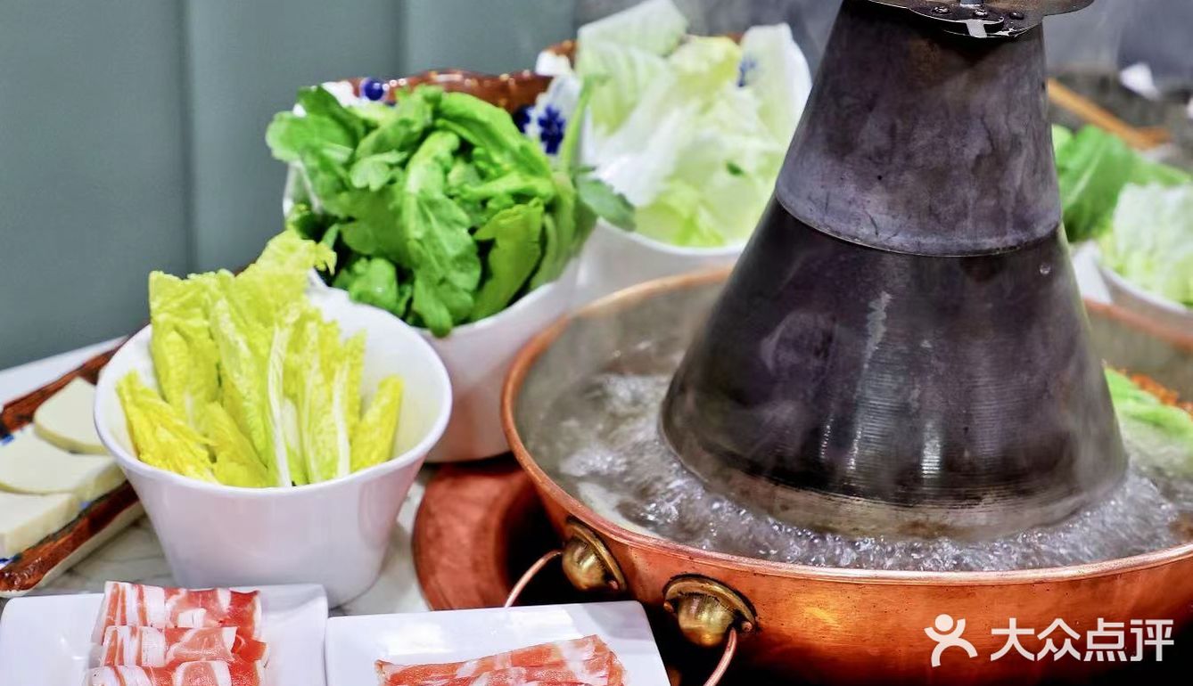 要说最解馋，还是得咱地道的铜锅涮肉