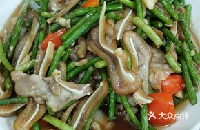 Pork Head Meat Stir-Fried with Garlic Shoots