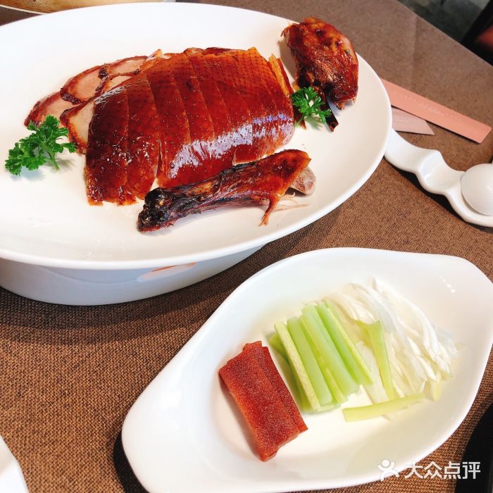 荣里烤鸭琉璃一品酥烤鸭图片