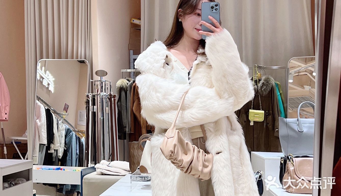 服装行业都这么内卷了嘛？LESSLUXX内卷王