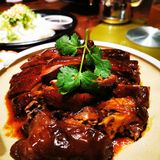 地处千灯湖区域，门口有停车位，但不算很多车位