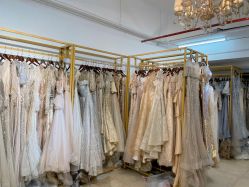 -月月婚纱礼服仓储店(王府井店)