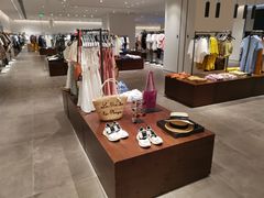 -URBAN REVIVO(高德置地广场·春广场店)