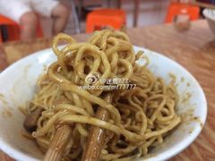 -松树干拌面店