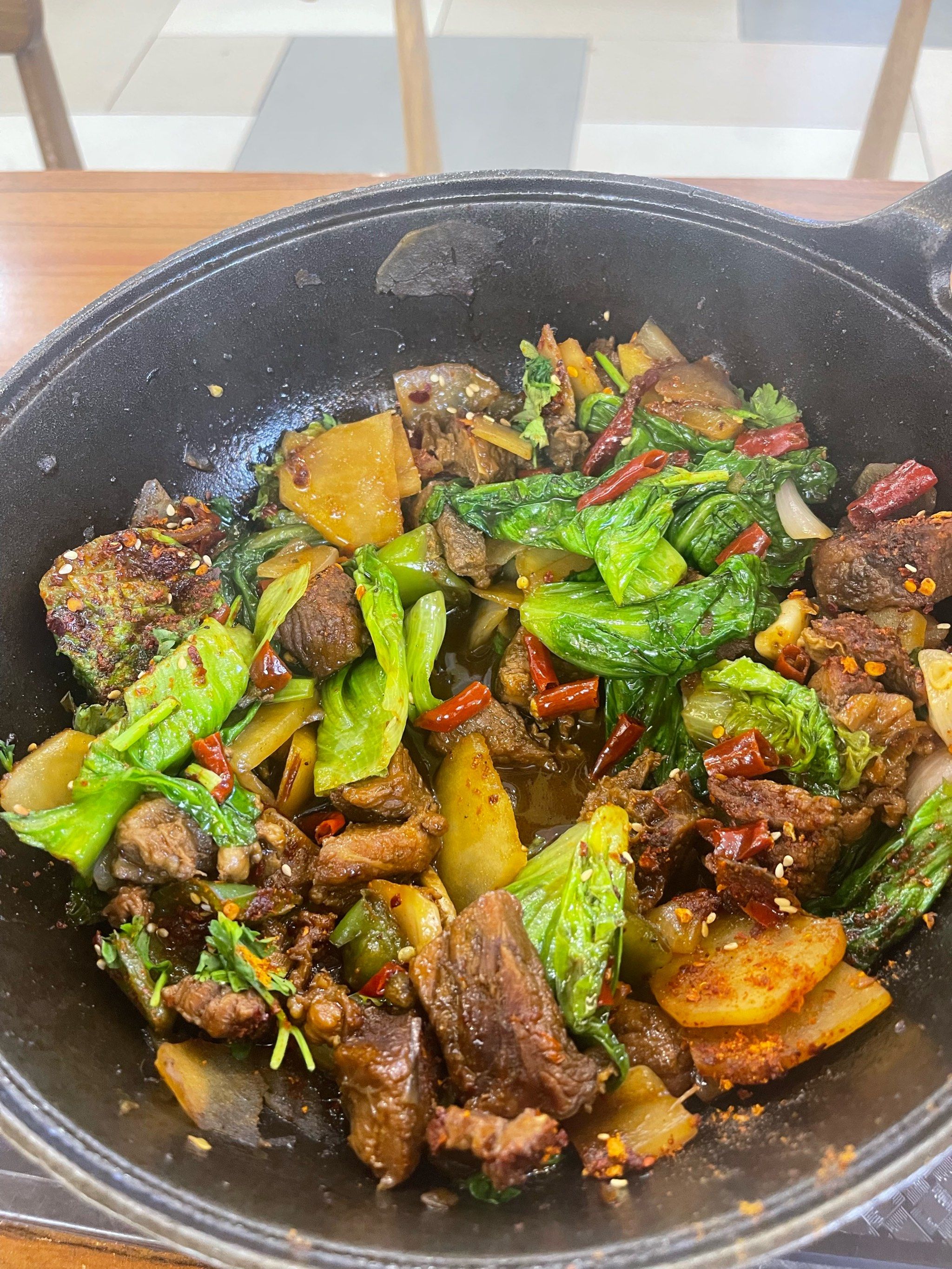 群光这家鸡公煲味道真心不错,想吃自己喜欢的菜加菜,每天换着花样吃