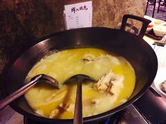 浓厚原只鸡煲花胶汤-鲜入围煮花胶鸡海鲜火锅