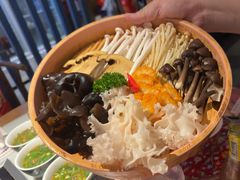 -尚尚仙·酸汤猪手·猪肚鸡火锅(华联万柳购物中心店)