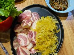 烤精选猪五花配酸菜-小米烤肉-泥炉炭烤(常营店)