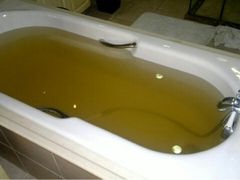 這是剛放的洗澡水，是否海水倒灌-平湖九龙山庄园圣马可酒店