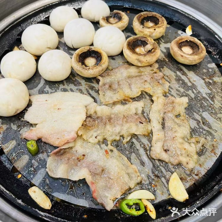 品尝烤肉美味