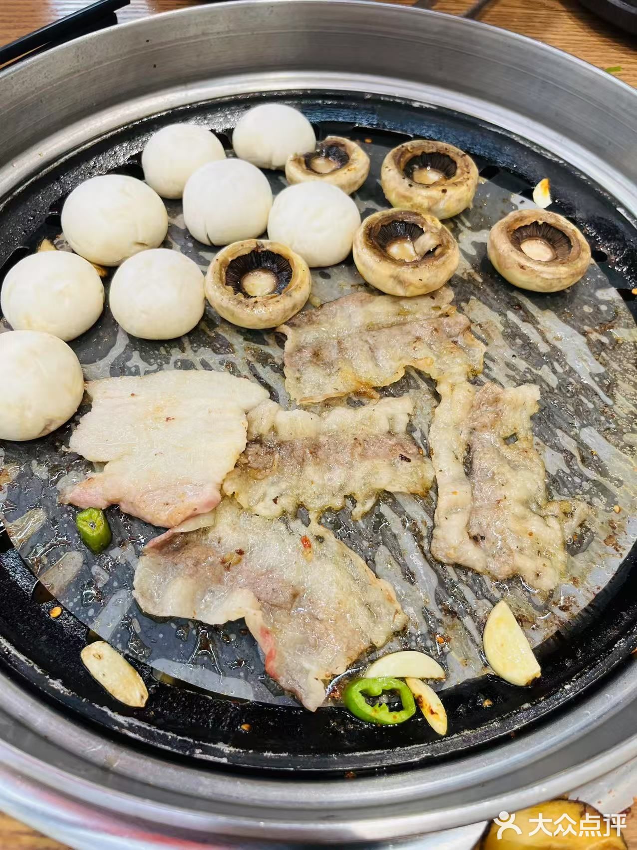 品尝烤肉美味