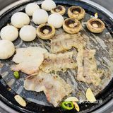 品尝烤肉美味
