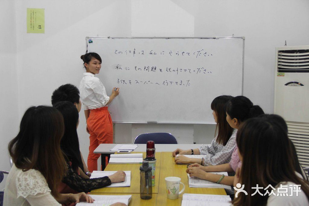 蒲公英外国语学校 日语老师在上课