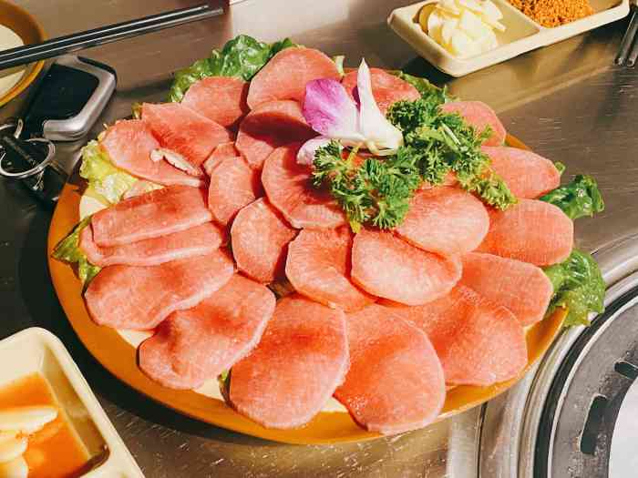 喜哥炭烤肥牛(八卦一路店)-"[薄荷]环境:新开张的东北烤肉,开在八.