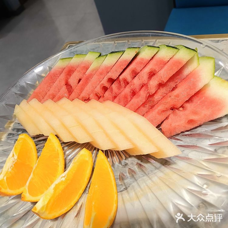 一百块就能吃到原价两百多的菜,四菜一果盘,两也足足的
