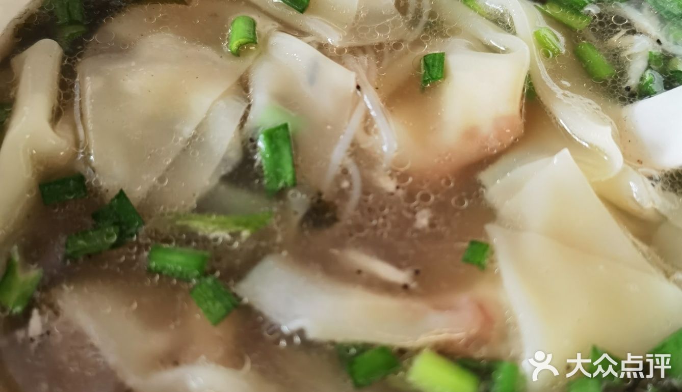 洛阳街头早餐，尝试一下北方馄饨和烫面角