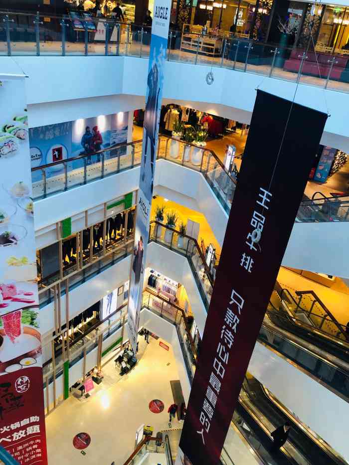 新辰里购物中心"人不多,地下一层都是小吃,还有盒马超市.
