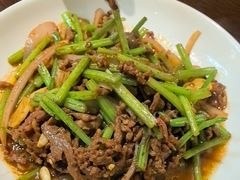 芹菜炒牛肉丝-阿峰饭店·本地土菜馆·农家土鸡煲·一品神仙鸡(报福店)