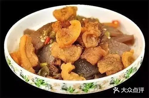 另把猪油渣下油锅炸至酥脆，捞出来放盘中黑豆腐面上