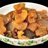 另把猪油渣下油锅炸至酥脆，捞出来放盘中黑豆腐面上